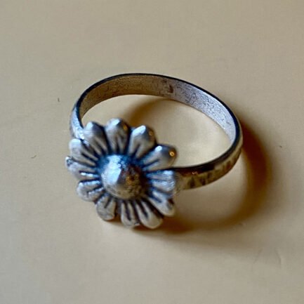 Bague en argent sterling 925 vieilli avec une délicate fleur de camomille en relief