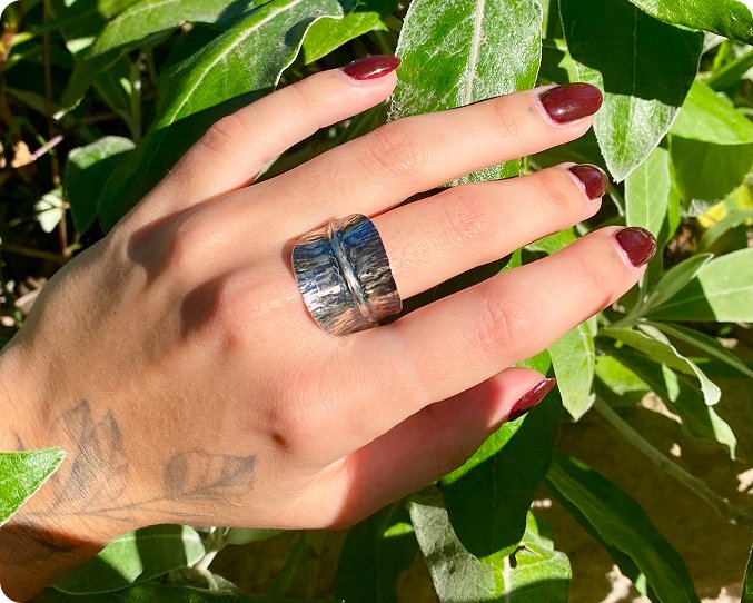 Plongez dans l'art de la fabrication de bijoux grâce à un cours conçu pour tous les niveaux. Apprenez les techniques traditionnelles et modernes et créez des pièces uniques en argent dans un environnement inspirant.