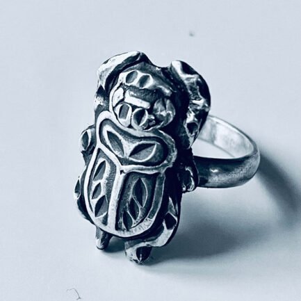 Bague en argent 925 antique avec un scarabée gravé en relief, gravé au burin.
