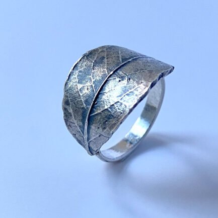 Bague ancienne en argent 925 avec un motif de feuilles de laurier en relief