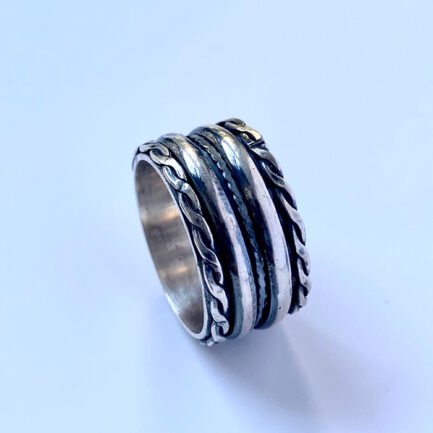 Bague en argent massif 925 avec deux anneaux mobiles au centre.