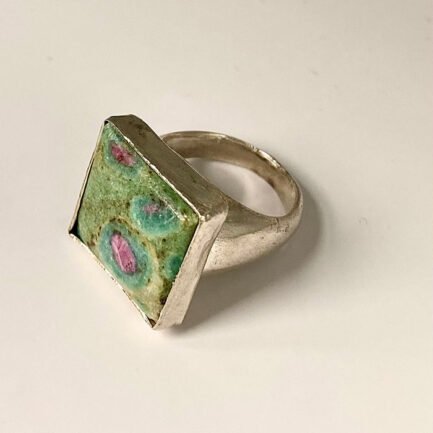 Vendue en argent massif 925 avec une zoizite rubis sertie.