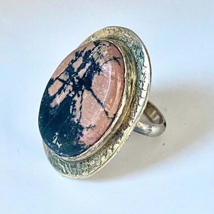 Bague en argent 925 avec une pierre de rhodonite de forme ovale