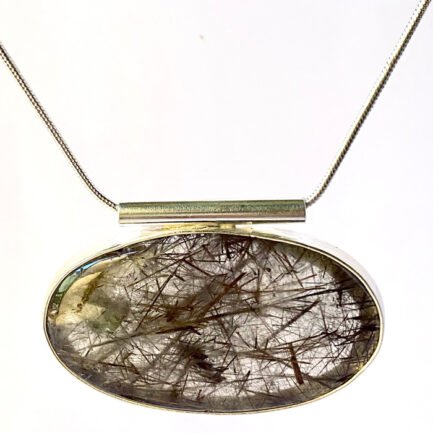 Collier avec monture simple en pierre ovale de Quartz Tourmaliné de 5 x 3 cm