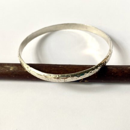 Bracelet en argent 925 en cercle fermé avec un effet martelé