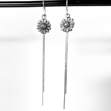 Boucles d’oreilles en argent 925 ornées d’une fleur de camomille.
