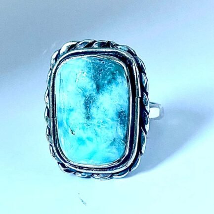 Bague en argent 925 avec une pierre en larimar de forme rectangulaire sertie.