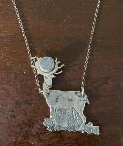 Collier artisanal en argent 925, avec cerf et pierre de lune